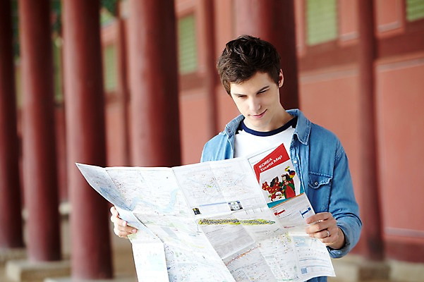 포토 JPG 주간 서양인 외국인 백인 한국문화 한국전통 전통 라이프스타일 응시 남자 전통문화 문화 여행 지도 한국 한명 들기 사람 상반신 20대 성인 야외 앞모습 아웃포커스 캐주얼 여행객 궁전 기둥 즐거움 경복궁 과거 여행지도 전통체험 국내여행 남자만 남자한명만 성인남자만 청년만 청년남자만 청년남자한명만 성인한명만 성인남자한명만 성인만 국내포토 자연요소 1 동양문화 시선 옷 건축 감정 아시아 뷰포인트 컨셉 고건축 모션 촬영기법 인종 청년 생활 체험 파일형식