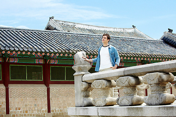 포토 JPG 주간 서양인 외국인 백인 구름 한국전통 전통 라이프스타일 건축물 응시 남자 전통문화 문화 여행 고건축 한국건축 난간 하늘 지붕 한명 사람 상반신 20대 성인 야외 건물 캐주얼 조각상 여행객 궁전 문화재 즐거움 경복궁 과거 전통체험 국내여행 남자만 남자한명만 성인남자만 청년만 청년남자만 청년남자한명만 성인한명만 성인남자한명만 성인만 국내포토 자연요소 1 시선 옷 건축 감정 컨셉 한국 인종 청년 생활 조형물 체험 파일형식