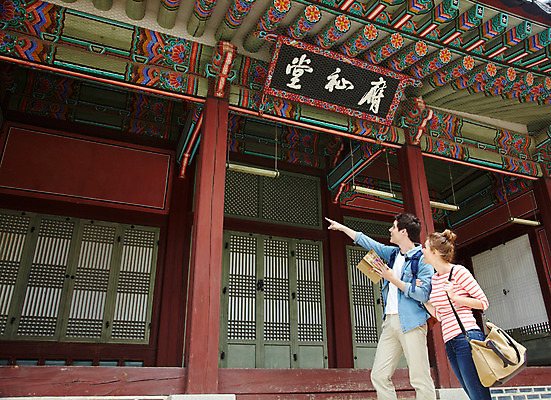 포토 JPG 주간 서양인 외국인 백인 한국문화 한국전통 전통 라이프스타일 건축물 커플 응시 여자 남자 전통문화 문화 커플라이프 여행 고건축 가방 한국건축 배낭 한국 서기 미소 웃음 들기 사람 손짓 20대 성인 야외 두명 건물 옆모습 책 캐주얼 여행객 궁전 문화재 가리킴 가이드북 즐거움 단청 경복궁 과거 전통체험 국내여행 현판 청년만 성인만 국내포토 자연요소 동양문화 시선 잡화 옷 건축 감정 아시아 뷰포인트 컨셉 관계 모션 표정 인종 청년 생활 체험 파일형식
