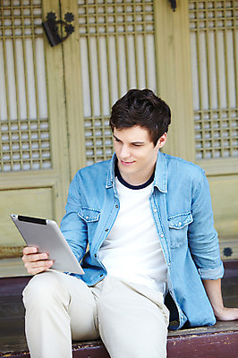 포토 JPG 주간 서양인 외국인 백인 한국문화 한국전통 전통 라이프스타일 건축물 응시 남자 전통문화 문화 여행 고건축 한국건축 한국 한명 들기 사람 앉기 20대 성인 야외 건물 앞모습 캐주얼 태블릿 여행객 문 궁전 문화재 웹서핑 마루 즐거움 경복궁 과거 전통문 전통체험 국내여행 남자만 남자한명만 성인남자만 청년만 청년남자만 청년남자한명만 성인한명만 성인남자한명만 성인만 국내포토 자연요소 1 동양문화 시선 옷 건축 감정 아시아 뷰포인트 컨셉 모션 바닥 인종 청년 생활 전자제품 스마트기기 체험 파일형식