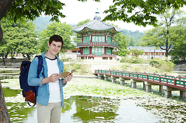 포토 JPG 주간 서양인 외국인 나무 식물 백인 한국문화 한국전통 전통 라이프스타일 건축물 남자 전통문화 문화 호수 여행 고건축 가방 한국건축 배낭 한국 한명 서기 미소 웃음 들기 사람 20대 성인 야외 건물 앞모습 책 캐주얼 여행객 궁전 문화재 연못 가이드북 즐거움 정자 경복궁 과거 전통체험 국내여행 향원정 향원지 가교 남자만 남자한명만 성인남자만 청년만 청년남자만 청년남자한명만 성인한명만 성인남자한명만 성인만 국내포토 자연요소 1 동양문화 잡화 옷 건축 감정 아시아 뷰포인트 컨셉 모션 표정 인종 청년 생활 체험 누각 파일형식