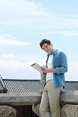 포토 JPG 주간 서양인 외국인 백인 구름 한국전통 전통 라이프스타일 건축물 남자 전통문화 문화 여행 고건축 한국건축 난간 하늘 지붕 한명 서기 미소 웃음 들기 사람 20대 성인 야외 건물 옆모습 캐주얼 태블릿 여행객 궁전 문화재 웹서핑 즐거움 경복궁 과거 전통체험 국내여행 남자만 남자한명만 성인남자만 청년만 청년남자만 청년남자한명만 성인한명만 성인남자한명만 성인만 국내포토 자연요소 1 옷 건축 감정 뷰포인트 컨셉 모션 한국 표정 인종 청년 생활 전자제품 스마트기기 체험 파일형식