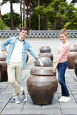 포토 JPG 주간 전신 서양인 외국인 나무 식물 백인 한국문화 한국전통 전통 라이프스타일 건축물 커플 여자 남자 전통문화 문화 커플라이프 여행 고건축 한국건축 한국 기와 서기 미소 웃음 사람 20대 성인 야외 두명 건물 앞모습 캐주얼 담장 여행객 궁전 문화재 항아리 즐거움 경복궁 과거 전통체험 국내여행 청년만 성인만 국내포토 자연요소 동양문화 옷 건축 감정 아시아 뷰포인트 컨셉 관계 모션 표정 인종 청년 생활 체험 도자기 파일형식