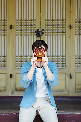 포토 JPG 주간 서양인 외국인 백인 한국문화 한국전통 전통 라이프스타일 건축물 남자 전통문화 문화 여행 고건축 한국건축 한국 가면 한명 들기 사람 앉기 20대 성인 야외 건물 앞모습 캐주얼 여행객 문 궁전 문화재 마루 즐거움 경복궁 과거 탈 전통문 전통체험 국내여행 양반탈 남자만 남자한명만 성인남자만 청년만 청년남자만 청년남자한명만 성인한명만 성인남자한명만 성인만 국내포토 자연요소 1 동양문화 옷 건축 감정 아시아 뷰포인트 컨셉 모션 바닥 인종 청년 생활 체험 전통탈 파일형식