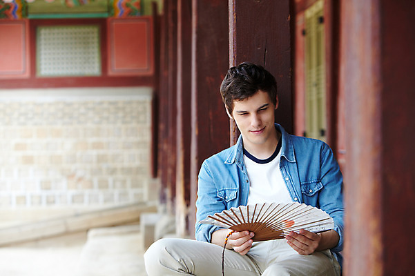 포토 JPG 주간 서양인 외국인 백인 한국문화 한국전통 전통 라이프스타일 건축물 응시 남자 전통문화 문화 여행 고건축 한국건축 한국 한명 들기 사람 앉기 20대 성인 야외 건물 앞모습 아웃포커스 캐주얼 여행객 궁전 문화재 기둥 마루 부채 즐거움 경복궁 과거 전통체험 전통부채 국내여행 남자만 남자한명만 성인남자만 청년만 청년남자만 청년남자한명만 성인한명만 성인남자한명만 성인만 국내포토 자연요소 1 동양문화 시선 옷 건축 감정 아시아 뷰포인트 컨셉 모션 바닥 촬영기법 인종 청년 생활 체험 파일형식