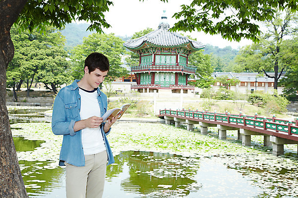 포토 JPG 주간 서양인 외국인 나무 식물 백인 한국문화 한국전통 전통 라이프스타일 건축물 응시 남자 전통문화 문화 호수 여행 고건축 한국건축 한국 한명 서기 들기 사람 20대 성인 야외 건물 앞모습 책 캐주얼 여행객 궁전 문화재 연못 가이드북 즐거움 정자 경복궁 과거 전통체험 국내여행 향원정 향원지 가교 남자만 남자한명만 성인남자만 청년만 청년남자만 청년남자한명만 성인한명만 성인남자한명만 성인만 국내포토 자연요소 1 동양문화 시선 옷 건축 감정 아시아 뷰포인트 컨셉 모션 인종 청년 생활 체험 누각 파일형식