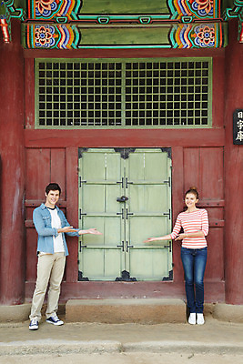 포토 JPG 주간 전신 서양인 외국인 백인 한국문화 한국전통 전통 라이프스타일 건축물 커플 여자 남자 전통문화 문화 커플라이프 여행 고건축 한국건축 안내 한국 서기 미소 웃음 사람 손짓 20대 성인 야외 두명 건물 앞모습 캐주얼 여행객 문 궁전 문화재 즐거움 대문 경복궁 과거 전통체험 국내여행 청년만 성인만 국내포토 자연요소 동양문화 옷 건축 감정 아시아 뷰포인트 컨셉 관계 모션 표정 인종 청년 생활 체험 파일형식