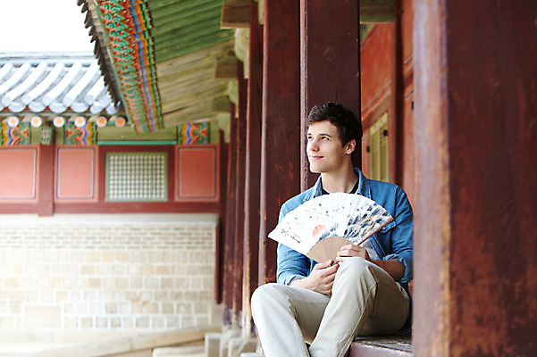 포토 JPG 주간 서양인 외국인 백인 한국문화 한국전통 전통 라이프스타일 건축물 응시 남자 전통문화 문화 여행 고건축 한국건축 한국 한명 들기 사람 앉기 20대 성인 야외 건물 앞모습 아웃포커스 캐주얼 여행객 궁전 문화재 기둥 마루 부채 즐거움 경복궁 과거 전통체험 전통부채 국내여행 남자만 남자한명만 성인남자만 청년만 청년남자만 청년남자한명만 성인한명만 성인남자한명만 성인만 국내포토 자연요소 1 동양문화 시선 옷 건축 감정 아시아 뷰포인트 컨셉 모션 바닥 촬영기법 인종 청년 생활 체험 파일형식