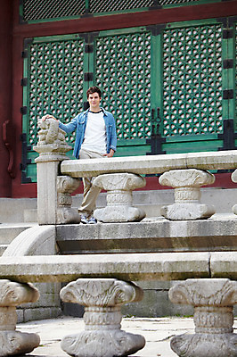 포토 JPG 주간 전신 서양인 외국인 백인 한국문화 한국전통 전통 라이프스타일 건축물 남자 전통문화 문화 여행 고건축 한국건축 난간 한국 한명 서기 사람 20대 성인 야외 건물 앞모습 캐주얼 조각상 여행객 궁전 문화재 즐거움 경복궁 과거 전통체험 국내여행 남자만 남자한명만 성인남자만 청년만 청년남자만 청년남자한명만 성인한명만 성인남자한명만 성인만 국내포토 자연요소 1 동양문화 옷 건축 감정 아시아 뷰포인트 컨셉 모션 인종 청년 생활 조형물 체험 파일형식