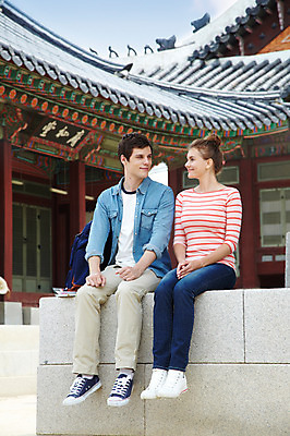 포토 JPG 주간 전신 서양인 외국인 백인 한국문화 한국전통 전통 라이프스타일 건축물 커플 여자 남자 전통문화 문화 커플라이프 여행 고건축 가방 한국건축 배낭 한국 미소 웃음 사람 앉기 20대 성인 야외 두명 건물 앞모습 캐주얼 여행객 마주보기 궁전 문화재 즐거움 경복궁 과거 전통체험 국내여행 청년만 성인만 국내포토 자연요소 동양문화 잡화 옷 건축 감정 아시아 뷰포인트 컨셉 관계 모션 표정 인종 청년 생활 체험 파일형식