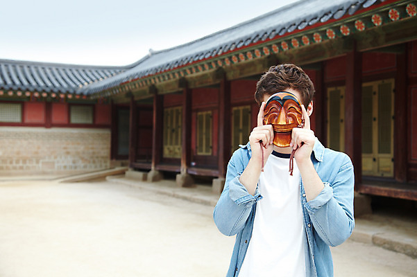 포토 JPG 주간 서양인 외국인 백인 한국문화 한국전통 전통 라이프스타일 건축물 남자 전통문화 문화 여행 고건축 한국건축 한국 가면 한명 들기 사람 상반신 20대 성인 야외 건물 앞모습 캐주얼 여행객 궁전 문화재 즐거움 경복궁 과거 탈 전통체험 국내여행 양반탈 남자만 남자한명만 성인남자만 청년만 청년남자만 청년남자한명만 성인한명만 성인남자한명만 성인만 국내포토 자연요소 1 동양문화 옷 건축 감정 아시아 뷰포인트 컨셉 모션 인종 청년 생활 체험 전통탈 파일형식