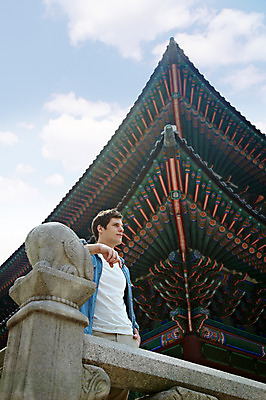 포토 JPG 주간 서양인 외국인 백인 구름 한국문화 한국전통 전통 라이프스타일 건축물 응시 남자 전통문화 문화 로우앵글 여행 고건축 한국건축 난간 하늘 지붕 한국 한명 사람 상반신 20대 성인 야외 건물 캐주얼 조각상 여행객 궁전 문화재 즐거움 단청 경복궁 과거 전통체험 국내여행 남자만 남자한명만 성인남자만 청년만 청년남자만 청년남자한명만 성인한명만 성인남자한명만 성인만 국내포토 자연요소 1 동양문화 시선 옷 건축 감정 아시아 뷰포인트 컨셉 인종 청년 생활 조형물 체험 파일형식