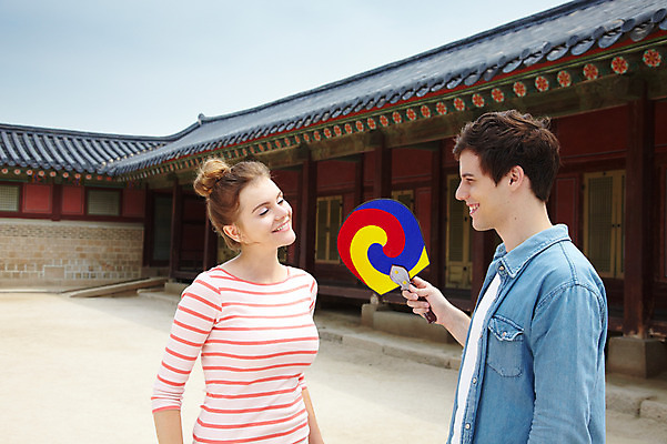 포토 JPG 주간 서양인 외국인 백인 한국문화 한국전통 전통 라이프스타일 건축물 커플 여자 남자 전통문화 문화 커플라이프 여행 고건축 한국건축 한국 미소 웃음 들기 사람 상반신 20대 성인 야외 두명 건물 옆모습 캐주얼 여행객 마주보기 궁전 문화재 부채 즐거움 경복궁 과거 전통체험 태극선 전통부채 국내여행 청년만 성인만 국내포토 자연요소 동양문화 옷 건축 감정 아시아 뷰포인트 컨셉 관계 모션 표정 인종 청년 생활 체험 파일형식