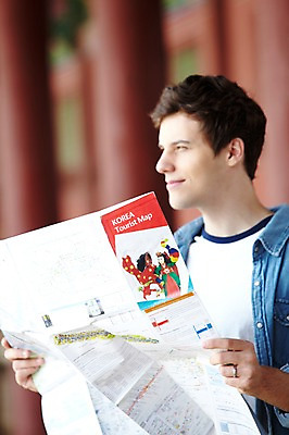 포토 JPG 주간 서양인 외국인 백인 한국문화 한국전통 전통 라이프스타일 응시 남자 전통문화 문화 여행 지도 한국 한명 들기 사람 상반신 20대 성인 야외 옆모습 아웃포커스 캐주얼 여행객 궁전 즐거움 경복궁 과거 여행지도 전통체험 국내여행 남자만 남자한명만 성인남자만 청년만 청년남자만 청년남자한명만 성인한명만 성인남자한명만 성인만 국내포토 자연요소 1 동양문화 시선 옷 감정 아시아 뷰포인트 컨셉 고건축 모션 촬영기법 인종 청년 생활 체험 파일형식