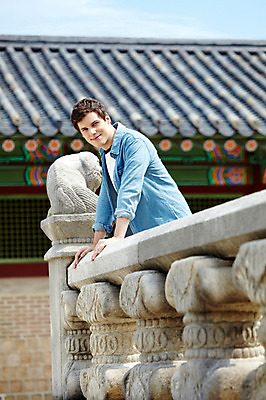 포토 JPG 주간 서양인 외국인 백인 한국문화 한국전통 전통 라이프스타일 건축물 남자 전통문화 문화 여행 고건축 한국건축 난간 지붕 한국 한명 미소 웃음 사람 상반신 20대 성인 야외 건물 옆모습 아웃포커스 캐주얼 조각상 여행객 궁전 문화재 즐거움 경복궁 과거 전통체험 국내여행 남자만 남자한명만 성인남자만 청년만 청년남자만 청년남자한명만 성인한명만 성인남자한명만 성인만 국내포토 자연요소 1 동양문화 옷 건축 감정 아시아 뷰포인트 컨셉 촬영기법 표정 인종 청년 생활 조형물 체험 파일형식