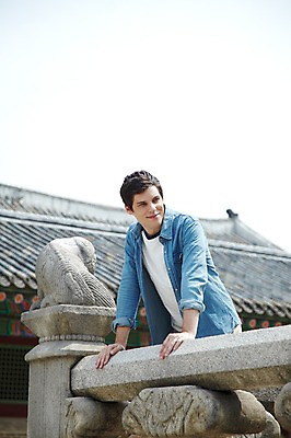 포토 JPG 주간 서양인 외국인 백인 한국문화 한국전통 전통 라이프스타일 건축물 응시 남자 전통문화 문화 여행 고건축 한국건축 난간 지붕 한국 한명 미소 웃음 사람 상반신 20대 성인 야외 건물 캐주얼 조각상 여행객 궁전 문화재 즐거움 경복궁 과거 전통체험 국내여행 남자만 남자한명만 성인남자만 청년만 청년남자만 청년남자한명만 성인한명만 성인남자한명만 성인만 국내포토 자연요소 1 동양문화 시선 옷 건축 감정 아시아 컨셉 표정 인종 청년 생활 조형물 체험 파일형식