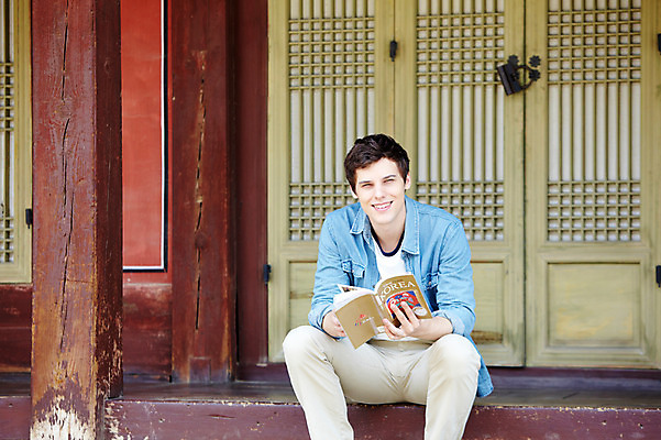 포토 JPG 주간 서양인 외국인 백인 한국문화 한국전통 전통 라이프스타일 건축물 남자 전통문화 문화 여행 고건축 한국건축 한국 한명 미소 웃음 들기 사람 앉기 20대 성인 야외 건물 책 캐주얼 여행객 문 궁전 문화재 기둥 마루 가이드북 즐거움 경복궁 과거 전통문 전통체험 국내여행 남자만 남자한명만 성인남자만 청년만 청년남자만 청년남자한명만 성인한명만 성인남자한명만 성인만 국내포토 자연요소 1 동양문화 옷 건축 감정 아시아 컨셉 모션 바닥 표정 인종 청년 생활 체험 파일형식