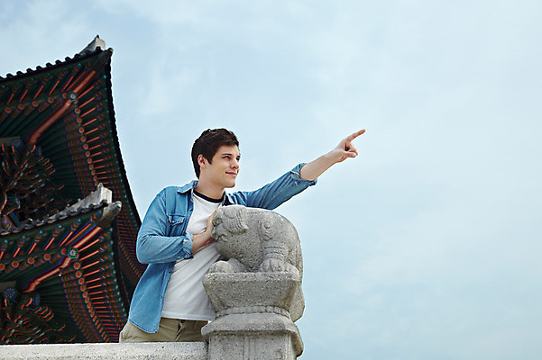 포토 JPG 주간 서양인 외국인 백인 구름 한국문화 한국전통 전통 라이프스타일 건축물 응시 남자 전통문화 문화 여행 고건축 한국건축 난간 하늘 지붕 한국 한명 사람 손짓 상반신 20대 성인 야외 건물 앞모습 캐주얼 조각상 여행객 궁전 문화재 가리킴 즐거움 단청 경복궁 과거 전통체험 국내여행 남자만 남자한명만 성인남자만 청년만 청년남자만 청년남자한명만 성인한명만 성인남자한명만 성인만 국내포토 자연요소 1 동양문화 시선 옷 건축 감정 아시아 뷰포인트 컨셉 모션 인종 청년 생활 조형물 체험 파일형식