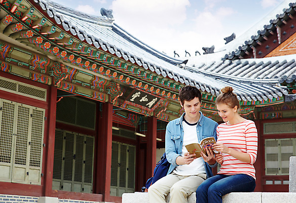 포토 JPG 주간 서양인 외국인 백인 한국문화 한국전통 전통 라이프스타일 건축물 커플 응시 여자 남자 전통문화 문화 커플라이프 여행 고건축 가방 한국건축 배낭 한국 미소 웃음 들기 사람 앉기 20대 성인 야외 두명 건물 앞모습 책 캐주얼 여행객 궁전 문화재 가이드북 즐거움 경복궁 과거 전통체험 국내여행 청년만 성인만 국내포토 자연요소 동양문화 시선 잡화 옷 건축 감정 아시아 뷰포인트 컨셉 관계 모션 표정 인종 청년 생활 체험 파일형식