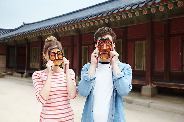 포토 JPG 주간 서양인 외국인 백인 한국문화 한국전통 전통 라이프스타일 건축물 커플 여자 남자 전통문화 문화 커플라이프 여행 고건축 한국건축 한국 가면 들기 사람 상반신 20대 성인 야외 두명 건물 앞모습 캐주얼 여행객 궁전 문화재 즐거움 경복궁 과거 탈 전통체험 국내여행 부네탈 양반탈 청년만 성인만 국내포토 자연요소 동양문화 옷 건축 감정 아시아 뷰포인트 컨셉 관계 모션 인종 청년 생활 체험 전통탈 파일형식