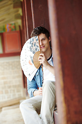 포토 JPG 주간 서양인 외국인 백인 한국문화 한국전통 전통 라이프스타일 건축물 남자 전통문화 문화 여행 고건축 한국건축 한국 한명 미소 웃음 들기 사람 앉기 20대 성인 야외 건물 앞모습 아웃포커스 캐주얼 여행객 궁전 문화재 가림 기둥 부채 즐거움 경복궁 과거 전통체험 전통부채 국내여행 남자만 남자한명만 성인남자만 청년만 청년남자만 청년남자한명만 성인한명만 성인남자한명만 성인만 국내포토 자연요소 1 동양문화 옷 건축 감정 아시아 뷰포인트 컨셉 모션 촬영기법 표정 인종 청년 생활 체험 파일형식