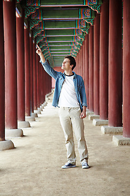 포토 JPG 주간 전신 서양인 외국인 백인 한국문화 한국전통 전통 라이프스타일 건축물 응시 남자 전통문화 문화 여행 고건축 한국건축 한국 한명 서기 사람 손짓 20대 성인 야외 건물 앞모습 캐주얼 여행객 궁전 원근감 문화재 가리킴 기둥 즐거움 단청 경복궁 과거 전통체험 국내여행 남자만 남자한명만 성인남자만 청년만 청년남자만 청년남자한명만 성인한명만 성인남자한명만 성인만 국내포토 자연요소 1 동양문화 시선 옷 건축 감정 아시아 뷰포인트 컨셉 모션 인종 청년 생활 체험 파일형식