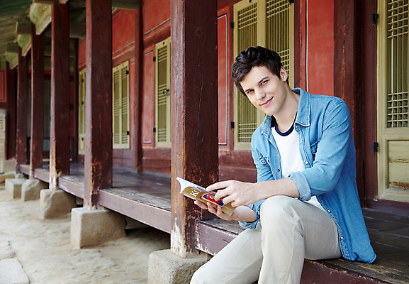 포토 JPG 주간 서양인 외국인 백인 한국문화 한국전통 전통 라이프스타일 건축물 남자 전통문화 문화 여행 고건축 한국건축 한국 한명 미소 웃음 들기 사람 앉기 20대 성인 야외 건물 책 캐주얼 여행객 문 궁전 문화재 기둥 마루 가이드북 즐거움 경복궁 과거 전통체험 국내여행 남자만 남자한명만 성인남자만 청년만 청년남자만 청년남자한명만 성인한명만 성인남자한명만 성인만 국내포토 자연요소 1 동양문화 옷 건축 감정 아시아 컨셉 모션 바닥 표정 인종 청년 생활 체험 파일형식