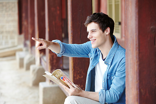 포토 JPG 주간 서양인 외국인 백인 한국문화 한국전통 전통 라이프스타일 건축물 응시 남자 전통문화 문화 여행 고건축 한국건축 한국 한명 미소 웃음 들기 사람 앉기 손짓 20대 성인 야외 건물 옆모습 아웃포커스 책 캐주얼 여행객 궁전 문화재 가리킴 기둥 가이드북 즐거움 경복궁 과거 전통체험 국내여행 남자만 남자한명만 성인남자만 청년만 청년남자만 청년남자한명만 성인한명만 성인남자한명만 성인만 국내포토 자연요소 1 동양문화 시선 옷 건축 감정 아시아 뷰포인트 컨셉 모션 촬영기법 표정 인종 청년 생활 체험 파일형식