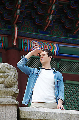 포토 JPG 주간 서양인 외국인 백인 한국문화 한국전통 전통 라이프스타일 건축물 응시 남자 전통문화 문화 여행 고건축 한국건축 난간 한국 한명 사람 상반신 20대 성인 야외 건물 앞모습 캐주얼 조각상 여행객 궁전 문화재 즐거움 단청 경복궁 과거 전통체험 국내여행 남자만 남자한명만 성인남자만 청년만 청년남자만 청년남자한명만 성인한명만 성인남자한명만 성인만 국내포토 자연요소 1 동양문화 시선 옷 건축 감정 아시아 뷰포인트 컨셉 인종 청년 생활 조형물 체험 파일형식