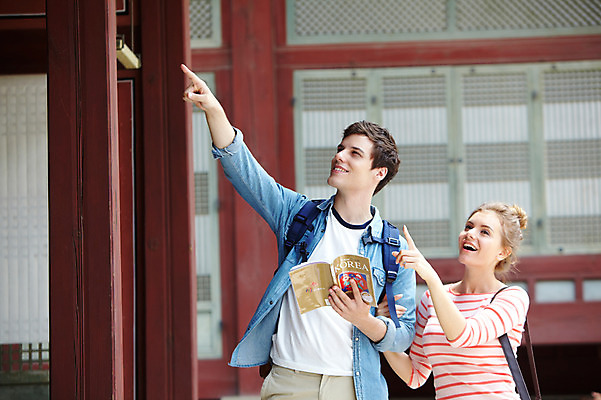 포토 JPG 주간 서양인 외국인 백인 한국문화 한국전통 전통 라이프스타일 건축물 커플 응시 여자 남자 전통문화 문화 커플라이프 여행 고건축 가방 한국건축 배낭 한국 미소 웃음 들기 사람 손짓 상반신 20대 성인 야외 두명 건물 앞모습 아웃포커스 책 캐주얼 여행객 궁전 문화재 가리킴 가이드북 즐거움 경복궁 과거 전통체험 국내여행 청년만 성인만 국내포토 자연요소 동양문화 시선 잡화 옷 건축 감정 아시아 뷰포인트 컨셉 관계 모션 촬영기법 표정 인종 청년 생활 체험 파일형식