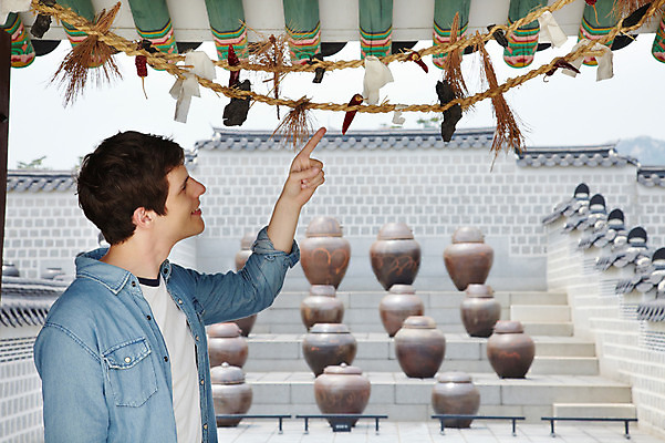 포토 JPG 주간 서양인 외국인 백인 한국문화 한국전통 전통 라이프스타일 건축물 응시 남자 전통문화 문화 여행 고건축 한국건축 한국 한명 미소 웃음 사람 손짓 상반신 20대 성인 야외 건물 옆모습 캐주얼 담장 여행객 궁전 문화재 가리킴 항아리 즐거움 경복궁 과거 처마 전통체험 국내여행 금줄 남자만 남자한명만 성인남자만 청년만 청년남자만 청년남자한명만 성인한명만 성인남자한명만 성인만 국내포토 자연요소 1 동양문화 시선 옷 건축 감정 아시아 줄 뷰포인트 컨셉 모션 표정 인종 청년 생활 체험 도자기 파일형식