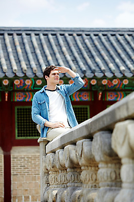 포토 JPG 주간 서양인 외국인 백인 한국전통 전통 라이프스타일 건축물 응시 남자 전통문화 문화 여행 고건축 한국건축 난간 한명 사람 앉기 손짓 20대 성인 야외 건물 아웃포커스 캐주얼 여행객 궁전 문화재 즐거움 경복궁 과거 전통체험 국내여행 남자만 남자한명만 성인남자만 청년만 청년남자만 청년남자한명만 성인한명만 성인남자한명만 성인만 국내포토 자연요소 1 시선 옷 건축 감정 컨셉 모션 한국 촬영기법 인종 청년 생활 체험 파일형식