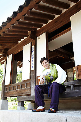 포토 JPG 주간 전신 서양인 외국인 백인 한국문화 한국전통 전통 라이프스타일 건축물 남자 전통문화 문화 여행 고건축 한국건축 한옥 한국 한명 미소 웃음 들기 사람 앉기 20대 성인 야외 건물 앞모습 여행객 체험 마루 부채 전통의상 한복 즐거움 과거 처마 전통체험 남산한옥마을 한옥마을 국내여행 남자만 남자한명만 성인남자만 청년만 청년남자만 청년남자한명만 성인한명만 성인남자한명만 성인만 국내포토 자연요소 1 동양문화 건축 감정 아시아 뷰포인트 컨셉 모션 바닥 서울 표정 인종 청년 생활 마을 파일형식