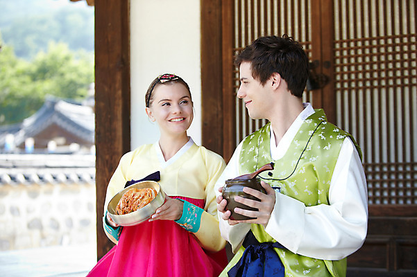 포토 JPG 주간 서양인 외국인 백인 한국문화 한국전통 전통 라이프스타일 그릇 건축물 커플 여자 남자 전통문화 문화 음식 커플라이프 여행 고건축 한국건축 김치 한옥 주류 한국 미소 웃음 들기 사람 상반신 20대 성인 야외 두명 건물 앞모습 아웃포커스 여행객 문 마주보기 전통음식 대접 체험 항아리 전통의상 한복 음주 안주 즐거움 과거 배추김치 막걸리 전통체험 남산한옥마을 한옥마을 바가지 전통주 국내여행 식생활 청년만 성인만 국내포토 자연요소 동양문화 식기 건축 감정 아시아 음료 한식 뷰포인트 컨셉 관계 모션 서울 촬영기법 표정 인종 청년 생활 마을 도자기 파일형식