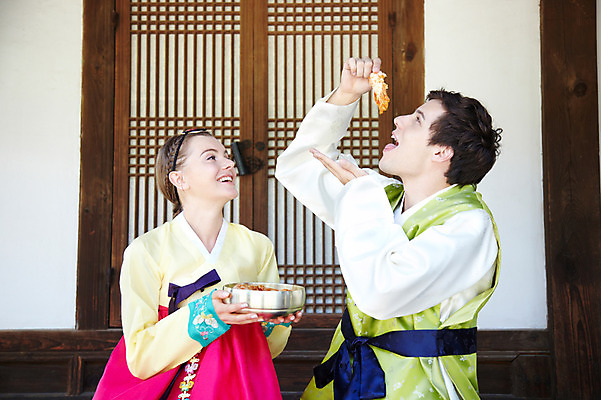 포토 JPG 주간 서양인 외국인 백인 한국문화 한국전통 전통 라이프스타일 그릇 건축물 커플 여자 남자 전통문화 문화 음식 커플라이프 여행 고건축 한국건축 김치 한옥 한국 미소 웃음 들기 사람 상반신 20대 성인 야외 두명 건물 앞모습 옆모습 여행객 문 전통음식 대접 체험 전통의상 한복 먹기 즐거움 과거 배추김치 전통체험 남산한옥마을 한옥마을 국내여행 식생활 청년만 성인만 국내포토 자연요소 동양문화 식기 건축 감정 아시아 한식 뷰포인트 컨셉 관계 모션 서울 표정 인종 청년 생활 마을 파일형식