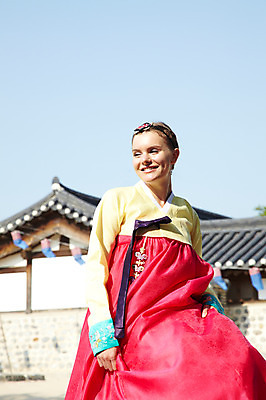 포토 JPG 주간 서양인 외국인 백인 한국문화 한국전통 전통 라이프스타일 건축물 응시 여자 전통문화 문화 여행 고건축 한국건축 하늘 한옥 한국 기와 기와집 한명 서기 미소 웃음 사람 20대 성인 야외 건물 앞모습 아웃포커스 여행객 체험 전통의상 한복 즐거움 청사초롱 과거 전통체험 남산한옥마을 한옥마을 국내여행 여자만 여자한명만 성인여자만 청년만 청년여자만 성인한명만 청년여자한명만 성인여자한명만 성인만 국내포토 자연요소 1 동양문화 시선 건축 감정 아시아 뷰포인트 컨셉 모션 서울 촬영기법 표정 인종 청년 생활 마을 초롱 파일형식