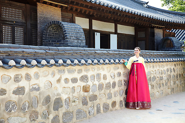 포토 JPG 주간 전신 서양인 외국인 백인 한국문화 한국전통 전통 라이프스타일 건축물 응시 여자 전통문화 문화 여행 고건축 한국건축 한옥 한국 기와 기와집 한명 서기 미소 웃음 사람 20대 성인 야외 건물 앞모습 담장 여행객 체험 전통의상 한복 즐거움 과거 전통체험 남산한옥마을 한옥마을 국내여행 여자만 여자한명만 성인여자만 청년만 청년여자만 성인한명만 청년여자한명만 성인여자한명만 성인만 국내포토 자연요소 1 동양문화 시선 건축 감정 아시아 뷰포인트 컨셉 모션 서울 표정 인종 청년 생활 마을 파일형식