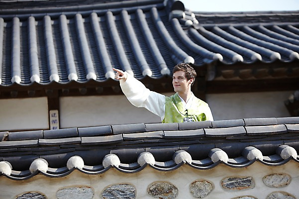 포토 JPG 주간 서양인 외국인 백인 한국문화 한국전통 전통 라이프스타일 건축물 응시 남자 전통문화 문화 여행 고건축 한국건축 지붕 한옥 한국 기와 기와집 한명 사람 손짓 상반신 20대 성인 야외 건물 앞모습 아웃포커스 담장 여행객 가리킴 체험 전통의상 한복 즐거움 과거 전통체험 남산한옥마을 한옥마을 국내여행 남자만 남자한명만 성인남자만 청년만 청년남자만 청년남자한명만 성인한명만 성인남자한명만 성인만 국내포토 자연요소 1 동양문화 시선 건축 감정 아시아 뷰포인트 컨셉 모션 서울 촬영기법 인종 청년 생활 마을 파일형식