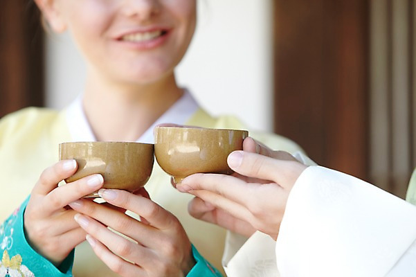 포토 JPG 주간 외국인 한국문화 한국전통 전통 라이프스타일 손 커플 여자 남자 전통문화 문화 음식 커플라이프 여행 술잔 주류 한국 미소 웃음 들기 사람 야외 두명 아웃포커스 신체부위 여행객 전통음식 체험 전통의상 한복 음주 즐거움 건배 과거 막걸리 전통체험 남산한옥마을 전통주 국내여행 식생활 국내포토 자연요소 동양문화 감정 아시아 음료 컨셉 관계 모션 잔 서울 촬영기법 표정 인종 생활 한옥마을 파일형식