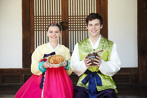 포토 JPG 주간 서양인 외국인 백인 한국문화 한국전통 전통 라이프스타일 그릇 건축물 커플 여자 남자 전통문화 문화 음식 커플라이프 여행 고건축 한국건축 김치 한옥 주류 한국 미소 웃음 들기 사람 앉기 20대 성인 야외 두명 건물 앞모습 여행객 문 전통음식 대접 체험 항아리 마루 전통의상 한복 음주 안주 즐거움 과거 배추김치 막걸리 전통체험 남산한옥마을 한옥마을 바가지 전통주 국내여행 식생활 청년만 성인만 국내포토 자연요소 동양문화 식기 건축 감정 아시아 음료 한식 뷰포인트 컨셉 관계 모션 바닥 서울 표정 인종 청년 생활 마을 도자기 파일형식