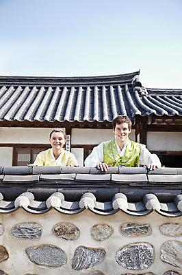 포토 JPG 주간 서양인 외국인 백인 한국문화 한국전통 전통 라이프스타일 건축물 커플 여자 남자 전통문화 문화 커플라이프 여행 고건축 한국건축 하늘 지붕 한옥 한국 기와 기와집 미소 웃음 사람 상반신 20대 성인 야외 두명 건물 앞모습 담장 여행객 체험 전통의상 한복 즐거움 과거 전통체험 남산한옥마을 한옥마을 국내여행 청년만 성인만 국내포토 자연요소 동양문화 건축 감정 아시아 뷰포인트 컨셉 관계 서울 표정 인종 청년 생활 마을 파일형식