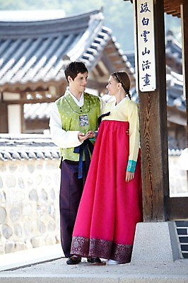 포토 JPG 주간 전신 서양인 외국인 백인 한국문화 한국전통 전통 라이프스타일 건축물 커플 여자 남자 전통문화 문화 커플라이프 여행 고건축 한국건축 한옥 한국 기와 기와집 서기 미소 웃음 사람 20대 성인 야외 두명 건물 앞모습 아웃포커스 여행객 마주보기 손잡기 기둥 체험 전통의상 한복 즐거움 과거 전통체험 남산한옥마을 한옥마을 국내여행 청년만 성인만 국내포토 자연요소 동양문화 건축 감정 아시아 뷰포인트 컨셉 관계 모션 서울 촬영기법 표정 인종 청년 생활 마을 파일형식