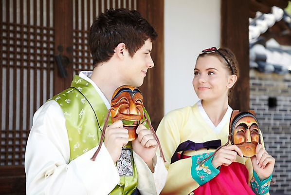 포토 JPG 주간 서양인 외국인 백인 한국문화 한국전통 전통 라이프스타일 건축물 커플 여자 남자 전통문화 문화 커플라이프 여행 고건축 한국건축 한옥 한국 가면 미소 웃음 들기 사람 상반신 20대 성인 야외 두명 건물 앞모습 아웃포커스 여행객 문 마주보기 체험 전통의상 한복 즐거움 과거 탈 전통체험 남산한옥마을 한옥마을 국내여행 부네탈 양반탈 청년만 성인만 국내포토 자연요소 동양문화 건축 감정 아시아 뷰포인트 컨셉 관계 모션 서울 촬영기법 표정 인종 청년 생활 마을 전통탈 파일형식