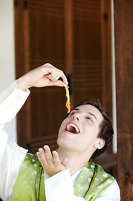 포토 JPG 주간 서양인 외국인 백인 한국문화 한국전통 전통 라이프스타일 건축물 남자 전통문화 문화 음식 여행 고건축 한국건축 김치 한옥 한국 한명 들기 사람 상반신 20대 성인 야외 건물 앞모습 아웃포커스 여행객 문 전통음식 체험 전통의상 한복 먹기 즐거움 과거 배추김치 전통체험 남산한옥마을 한옥마을 국내여행 식생활 남자만 남자한명만 성인남자만 청년만 청년남자만 청년남자한명만 성인한명만 성인남자한명만 성인만 국내포토 자연요소 1 동양문화 건축 감정 아시아 한식 뷰포인트 컨셉 모션 서울 촬영기법 인종 청년 생활 마을 파일형식