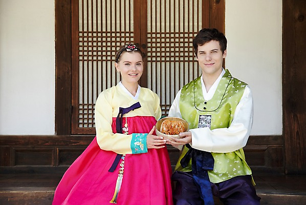 포토 JPG 주간 서양인 외국인 백인 한국문화 한국전통 전통 라이프스타일 그릇 건축물 커플 여자 남자 전통문화 문화 음식 커플라이프 여행 고건축 한국건축 김치 한옥 한국 미소 웃음 들기 사람 앉기 20대 성인 야외 두명 건물 앞모습 여행객 문 전통음식 대접 체험 마루 전통의상 한복 즐거움 과거 배추김치 전통체험 남산한옥마을 한옥마을 국내여행 식생활 청년만 성인만 국내포토 자연요소 동양문화 식기 건축 감정 아시아 한식 뷰포인트 컨셉 관계 모션 바닥 서울 표정 인종 청년 생활 마을 파일형식