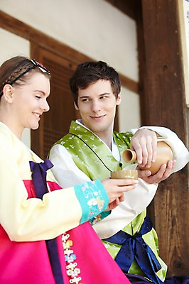 포토 JPG 주간 서양인 외국인 백인 한국문화 한국전통 전통 라이프스타일 건축물 커플 여자 남자 전통문화 문화 음식 커플라이프 여행 고건축 술잔 한국건축 술병 한옥 주류 한국 미소 웃음 들기 사람 상반신 20대 성인 야외 두명 건물 옆모습 아웃포커스 여행객 전통음식 체험 붓기 전통의상 한복 음주 즐거움 과거 막걸리 전통체험 남산한옥마을 한옥마을 전통주 국내여행 식생활 청년만 성인만 국내포토 자연요소 동양문화 건축 감정 아시아 음료 뷰포인트 컨셉 관계 모션 병_용기 잔 서울 촬영기법 표정 인종 청년 생활 마을 파일형식