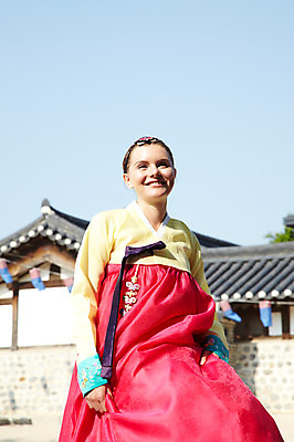 포토 JPG 주간 서양인 외국인 백인 한국문화 한국전통 전통 라이프스타일 건축물 응시 여자 전통문화 문화 여행 고건축 한국건축 하늘 한옥 한국 기와 기와집 한명 서기 미소 웃음 사람 20대 성인 야외 건물 앞모습 아웃포커스 여행객 체험 전통의상 한복 즐거움 청사초롱 과거 전통체험 남산한옥마을 한옥마을 국내여행 여자만 여자한명만 성인여자만 청년만 청년여자만 성인한명만 청년여자한명만 성인여자한명만 성인만 국내포토 자연요소 1 동양문화 시선 건축 감정 아시아 뷰포인트 컨셉 모션 서울 촬영기법 표정 인종 청년 생활 마을 초롱 파일형식
