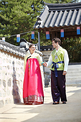 포토 JPG 주간 전신 서양인 외국인 백인 한국문화 한국전통 전통 라이프스타일 건축물 커플 여자 남자 전통문화 문화 커플라이프 여행 고건축 한국건축 한옥 한국 기와 기와집 서기 미소 웃음 사람 20대 성인 야외 두명 건물 앞모습 담장 여행객 문 마주보기 손잡기 체험 전통의상 한복 즐거움 청사초롱 대문 과거 전통체험 남산한옥마을 한옥마을 국내여행 청년만 성인만 국내포토 자연요소 동양문화 건축 감정 아시아 뷰포인트 컨셉 관계 모션 서울 표정 인종 청년 생활 마을 초롱 파일형식