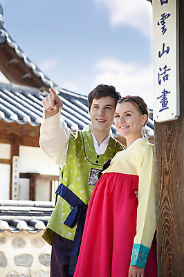포토 JPG 주간 서양인 외국인 백인 구름 한국문화 한국전통 전통 라이프스타일 건축물 커플 응시 여자 남자 전통문화 문화 커플라이프 여행 고건축 한국건축 하늘 한옥 한국 기와 기와집 서기 미소 웃음 사람 손짓 20대 성인 야외 두명 건물 앞모습 아웃포커스 여행객 가리킴 기둥 체험 전통의상 한복 즐거움 과거 전통체험 남산한옥마을 한옥마을 국내여행 청년만 성인만 국내포토 자연요소 동양문화 시선 건축 감정 아시아 뷰포인트 컨셉 관계 모션 서울 촬영기법 표정 인종 청년 생활 마을 파일형식