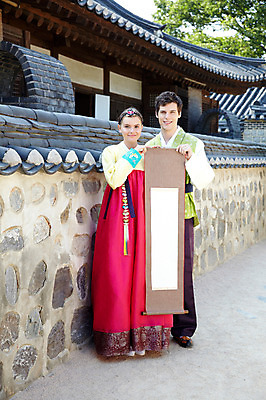포토 JPG 주간 전신 서양인 외국인 백인 한국문화 한국전통 전통 라이프스타일 건축물 커플 여자 남자 전통문화 문화 커플라이프 여행 고건축 한국건축 한옥 한국 기와 기와집 서기 미소 웃음 들기 사람 20대 성인 야외 두명 건물 앞모습 담장 여행객 체험 전통의상 한복 즐거움 과거 족자 전통체험 남산한옥마을 한옥마을 국내여행 청년만 성인만 국내포토 자연요소 동양문화 건축 감정 아시아 뷰포인트 컨셉 관계 모션 서울 표정 인종 청년 생활 마을 파일형식